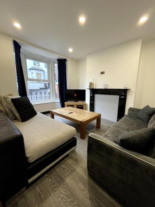 Central Area Terraced House With Private Hot Tub Lincoln Esterno foto